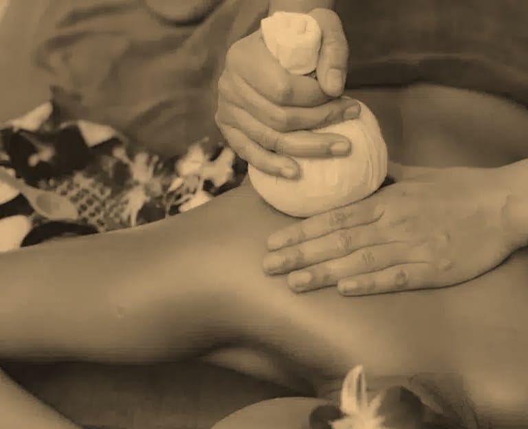 Thaise stempelmassage met kruidenbuidel